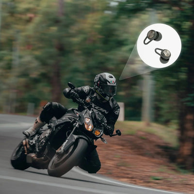 Motosports — motocycliste sur la route avec protection auditive